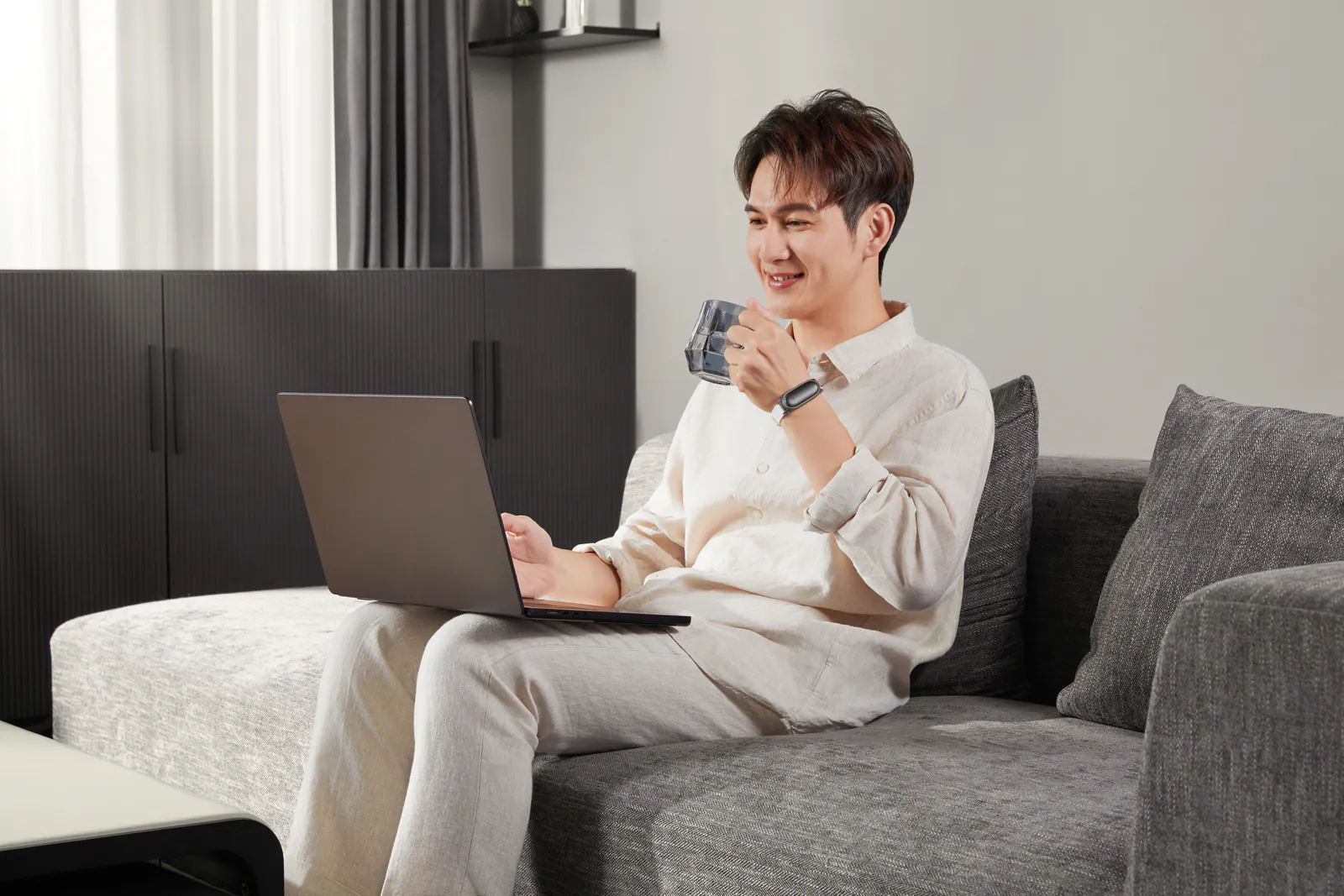 ノートPCを使いながら手首にPlaud NotePinを装着する人物の広告主提供イメージ