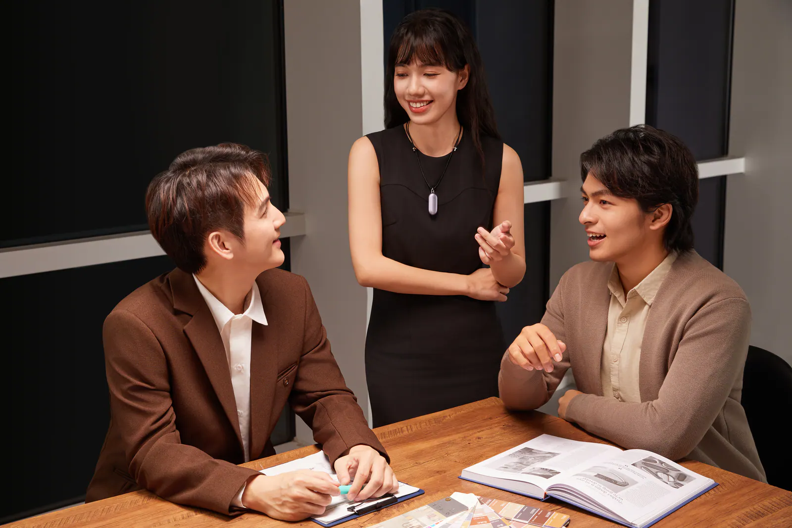 打ち合わせ中に紫のPlaud NotePinをネックストラップで装着する人物の広告主提供イメージ
